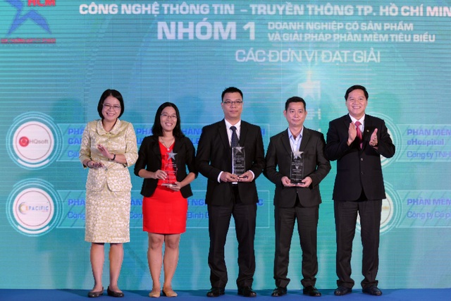 Giải thưởng CNTT-TT TP.HCM lần VIII có tính thương mại cao - 2 Đại diện Sở TT&TT trao giải cho các nhóm đoạt giải