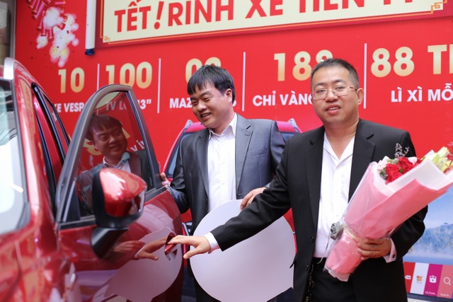 Mua iPhone 6 chính hãng bất ngờ trúng Mazda CX5 - 1 Ông Nguyễn Việt Anh, Phó Tổng Giám đốc FPT Shop trao tận tay chiếc Mazda CX5 cho anh Hoàng Văn Ý