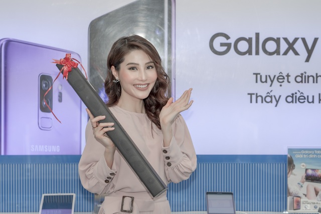Galaxy S9+ dung lượng cao nhất 128 GB chính thức lên kệ - 1 Diễm My 9X đã đến trải nghiệm quà tặng và đặt trước S9+ 128GB Lilac Purple tại FPT Shop. Cô nàng chia sẻ: “Vì rất thích màu Tím Lilac cùng với nhu cầu lưu trữ dữ liệu cao nên My đã chọn mua S9+ 128GB Lilac Purple tại FPT Shop”