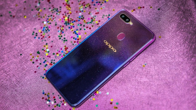 Oppo F9 tím tinh tú lên kệ, nhiều quà tặng giá trị - 3 OPPO F9 cũng là model đầu tiên thuộc dòng F có camera kép ở mặt sau. Camera trước vẫn giữ nguyên độ phân giải cao “chót vót” 25MP, ống kính f/2.0 và hỗ trợ công nghệ AI làm đẹp.