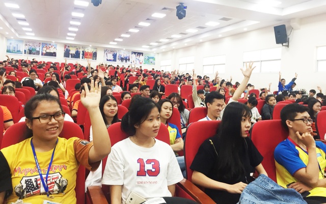 Chuyện của chàng trai Việt trở thành triệu phú đô la khi mới 25 tuổi - 2 Sinh viên hào hứng đặt câu hỏi giao lưu cùng diễn giả Hoàng Tuấn Anh