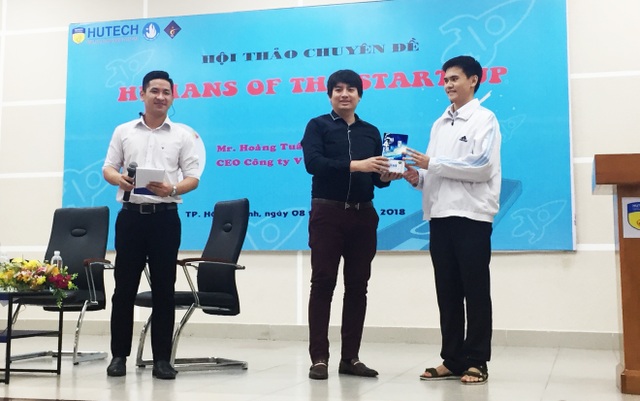Chuyện của chàng trai Việt trở thành triệu phú đô la khi mới 25 tuổi - 3 Ông Tuấn Anh trao quà cho sinh viên có câu hỏi hay