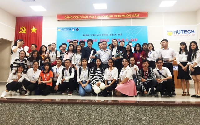 Chuyện của chàng trai Việt trở thành triệu phú đô la khi mới 25 tuổi - 5 Ông Tuấn Anh nán lại chụp hình lưu niệm cùng sinh viên