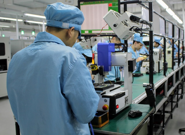 Tìm hiểu quy trình sản xuất smartphone nghiêm ngặt tại nhà máy của Oppo - 7 Mỗi công nhân sẽ lo một bộ phận