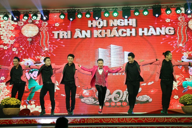 Địa ốc Kim Phát tưng bừng đại tiệc tri ân khách hàng - 3 Ca sĩ Đàm Vĩnh Hưng biểu diễn tiết mục sôi động tại bữa tiệc tri ân