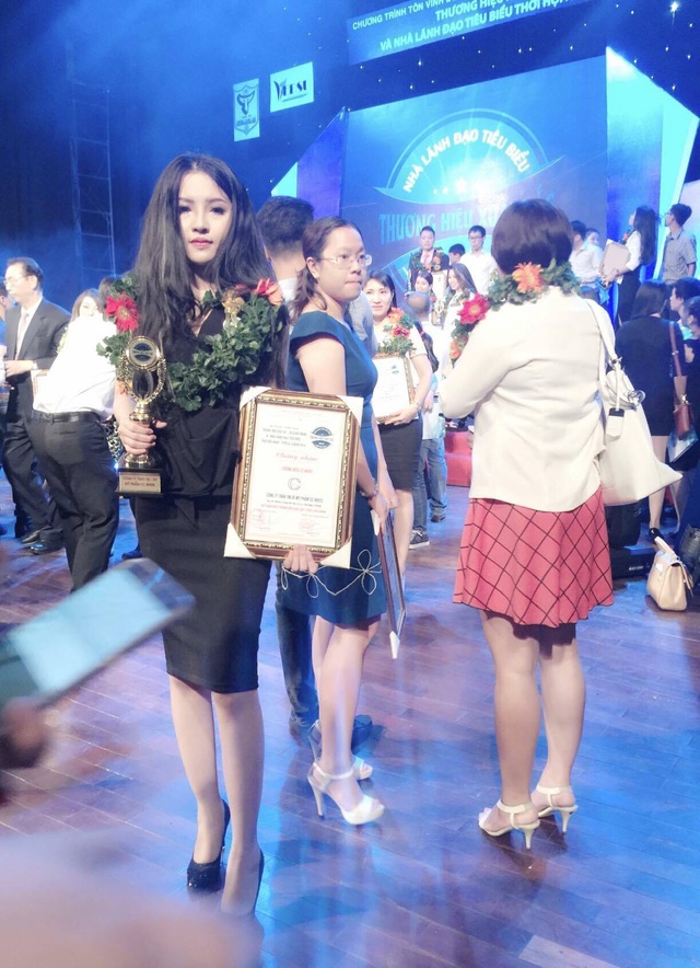 Kim Chi trong buổi vinh danh Thương hiệu xuất sắc – Doanh nhân tiêu biểu thời hội nhập 2016