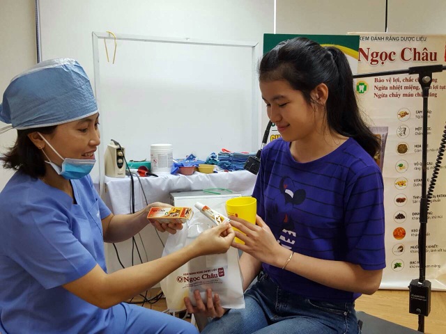 Sản phẩm Việt Nam chất lượng cao 2017 - 2 Người bệnh được Nha sĩ tặng sản phẩm chăm sóc răng miệng sau khi thăm khám