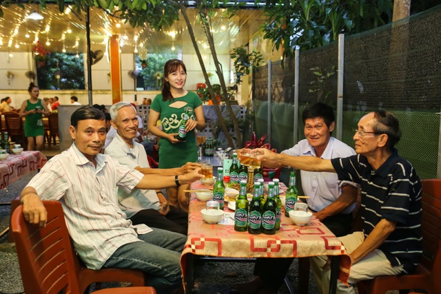 Về miền Trung để hưởng trọn vị bia "đậm tình" - 1 Từ những ngày đầu có mặt tại thị trường miền Trung cách đây hơn 27 năm, dù qua bao lần thay hình đổi dáng từ giản dị mộc mạc đến sang trọng đẳng cấp như hiện nay, bia Huda vẫn giữ nguyên một chất lượng hảo hạng không đổi cùng hương vị thơm ngon đã làm “say lòng” biết bao người dân xứ này. Để có thể làm được điều đó suốt gần ba thập kỷ, mỗi mẻ bia Huda được sản xuất tại nhà máy bia Carlsberg Việt Nam (Khu công nghiệp Phú Bài – Thừa Thiên Huế) đều kế thừa trọn vẹn tinh hoa trong nghệ thuật nấu - ủ 170 năm kinh nghiệm của Tập đoàn Carlsberg Đan Mạch.