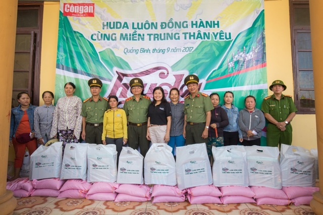 Đồng hành sẻ chia cùng miền Trung sau bão số 10 - 1 Những phần quà thiết thực được kịp thời chuyển tới giúp xoa dịu phần nào nỗi đau và sự mất mát của bà con miền Trung