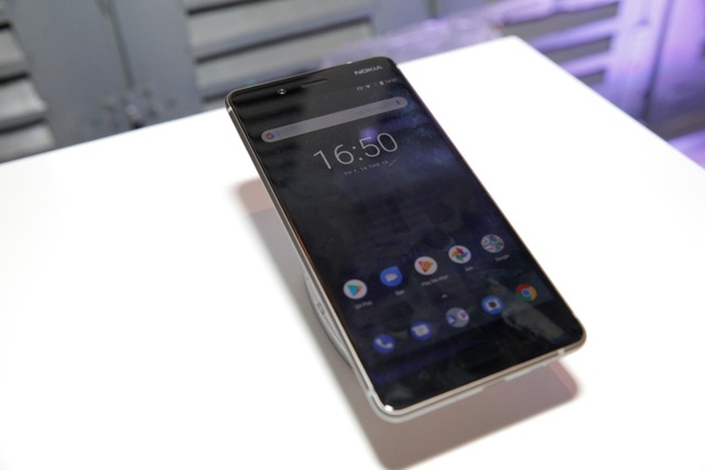 Tín đồ công nghệ háo hức trải nghiệm Nokia 8 - 2 Nokia 8 được HMD Global trang bị một cấu hình khủng với nền tảng di động mạnh nhất hiện nay của Qualcomm - SnapdragonTM 835. Nokia 8 là sự kết hợp giữa hiệu năng mạnh mẽ và công nghệ chế tác đỉnh cao. Với phần viền mỏng 4,6mm và thân máy chỉ dày 7,3mm, Nokia 8 được thiết kế liền mạch, chế tác từ một khối nhôm 6000-series và thiết kế bền bỉ này được trải qua quá trình gia công bao gồm 40 công đoạn xử lý.