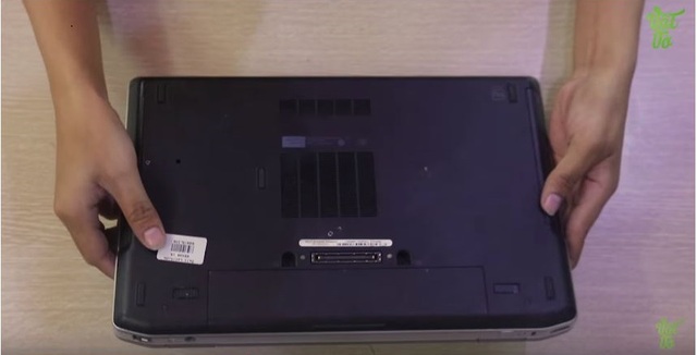 Vô tư mua laptop cũ mà không lo mua phải hàng dựng, hàng dởm nếu biết cách check kỹ tới từng chi tiết thế này! - 1 Nhân viên kiểm tra ngoại hình tổng thể và bản lề máy.