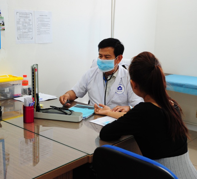 Phòng Khám Đa Khoa Quốc Tế Đông Á – Vì bệnh nhân phục vụ - 1 Khi khám bệnh bác sĩ sẽ giải đáp chi tiết cho bệnh nhân về bệnh lý