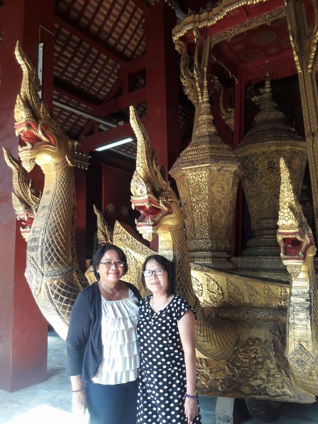 Nhờ sự cố bị cướp, trân quý hơn tình đồng hương ở đất Lào - 1 Cô Hoa (bên trái) là người luôn hết lòng giúp đỡ hai mẹ con mình trong suốt những ngày ở Lào