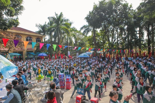 Lễ tổng kết hành trình “Mizuiku – Em yêu nước sạch” năm 2017 - 1 Các em học sinh tại trường tiểu học Nam Sơn 2, Xã Nam Sơn, Tỉnh Bắc Ninh cùng tham gia đồng diễn “Điệu nhảy rửa tay” - một hoạt động vui nhộn trong các lớp học tiết kiệm và bảo vệ nước sạch nằm trong chương trình “Mizuiku – Em yêu nước sạch”