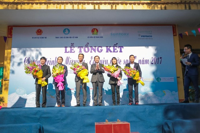 Lễ tổng kết hành trình “Mizuiku – Em yêu nước sạch” năm 2017 - 2 Đồng chí Nguyễn Long Hải - Chủ Chủ tịch Hội đồng Đội Trung ương trao những lẵng hoa tươi thắm đến đại diện tập đoàn Suntory, Suntory PepsiCo Việt Nam