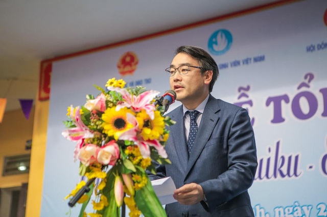 Lễ tổng kết hành trình “Mizuiku – Em yêu nước sạch” năm 2017 - 3 Ông Takenobu Shiina – Giám đốc cấp cao phụ trách bộ phận chiến lược phát triển bền vững, tập đoàn Suntory phát biểu tại buổi lễ tổng kết
