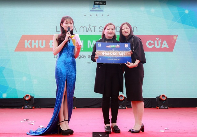 Mở bán chính thức khu đô thị mới Đồng Cửa, Lục Nam - 1 (Khách hàng Nguyễn Thị Ánh đã dành được chiếc Honda Sh Mode 2017 trong buổi lễ ra mắt dự án Khu đô thị mới Đồng Cửa, Lục Nam ngày 06/01 vừa qua)