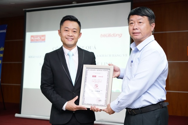 Công thức thảo dược hỗ trợ điều trị viêm gan virus, 89% người bệnh cảm thấy hiệu quả - 2 Đại diện nhãn hàng Giải độc gan Tuệ Linh nhận kết quả khảo sát từ Thời báo Kinh tế Việt Nam