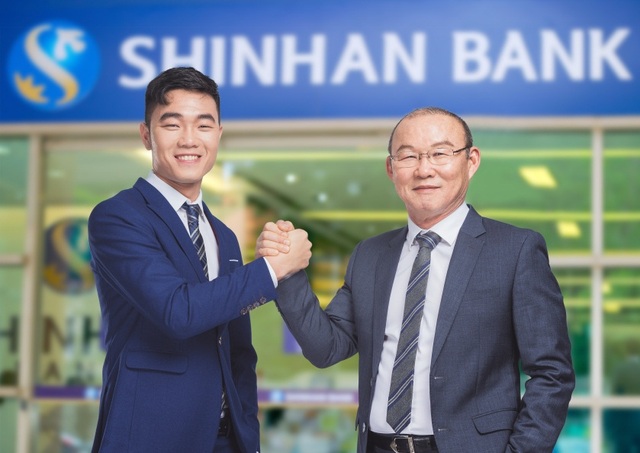 
HLV Park Hang Seo và đội trưởng Lương Xuân Trường trở thành Đại sứ thương hiệu mới của Ngân hàng Shinhan.
