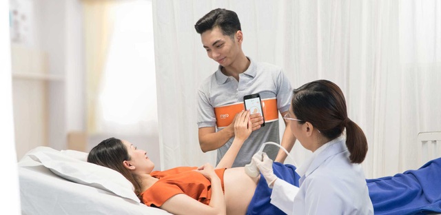 Sân chơi có một không hai dành cho các ông bố tương lai - 1 Xuất hiện trong một clip được chia sẻ trên mạng xã hội những ngày vừa qua, ông bố trẻ Phan Hiển hào hứng chia sẻ với hàng triệu ông bố khác khi trở thành người đầu tiên trải nghiệm cảm giác kết nối và hòa nhịp tim với con gái yêu vẫn đang còn nằm trong bụng mẹ Khánh Thi.
