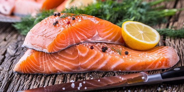 Vì sao phụ nữ Nhật lại có làn da mịn đẹp ở tuổi 35? - 1 Cá hồi là món ăn ưa chuộng tại Nhật Bản (Ảnh minh họa).