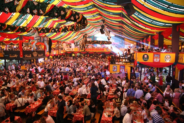 Khách sạn Đà Nẵng tung ưu đãi hấp dẫn mừng lễ hội bia Oktoberfest - 1 Hơn 180 lần tổ chức, lễ hội bia Oktoberfest ngày càng có sức hút với người dân khắp thế giới