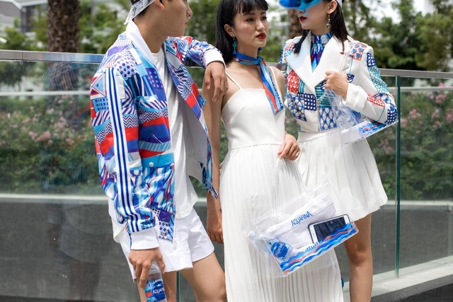 Thừa thắng xông lên, Công Trí mang các thiết kế nhãn chai vào BST dành riêng cho giới trẻ - 2 Các item thời trang như túi trong suốt, khăn turban ứng dụng từ BST thiết kế nhãn chai phiên bản giới hạn Aquafina x Công Trí “phủ sóng” mạnh mẽ