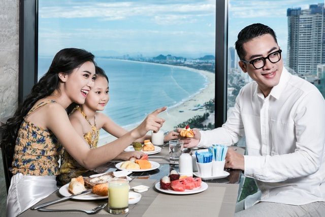 Trọn vẹn kỳ nghỉ cuối tuần cùng gia đình tại Altara Suites - 5 Nhà hàng Altitude mang lại những món ăn đa dạng, và khung cảnh đẹp mê hồn bao trọn bờ biển Mỹ Khê