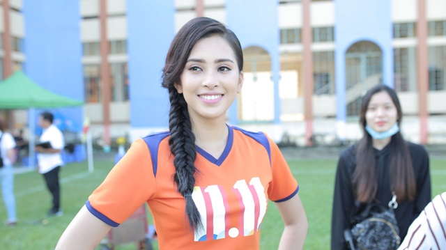 HH Tiểu Vy nói gì sau TVC đầu tiên cùng dàn “trai đẹp” U23 Việt Nam - 2 Tiểu Vy rạng rỡ dù tập luyện mệt mỏi.