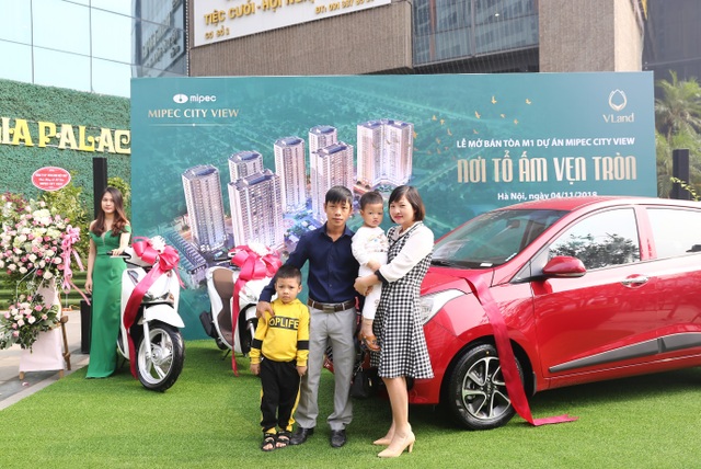 “Bùng nổ” giao dịch tại sự kiện mở bán Toà M1 - Mipec City View - 2 Khách hàng mua căn hộ vui vẻ chụp ảnh lưu niệm tại buổi lễ