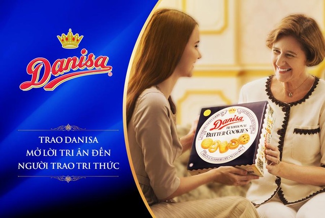 Mở lời tri ân thầy cô giáo sao cho trọn vẹn và tinh tế? - 2 Trao tặng món quà đầy ý nghĩa cho thầy cô chính là lời tri ân chân thành nhất của bạn.