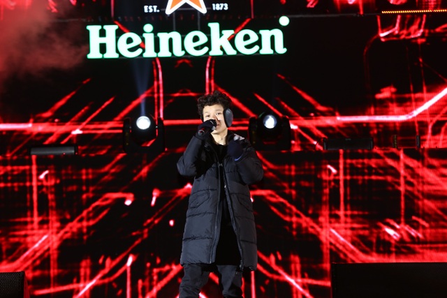 Shane Filan bùng nổ trong lần đầu đón giao thừa tại Hà Nội - Ảnh 5. Shane Filan bùng nổ trong lần đầu đón giao thừa tại Hà Nội - Ảnh 5.