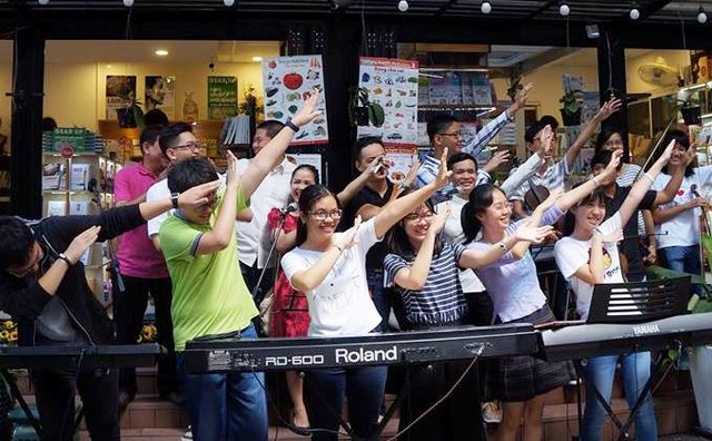 Chơi nhạc đường phố, bạn trẻ “rủ rê” được nghệ sĩ nổi tiếng - 2 Với các bạn trẻ đây là niềm vui lớn để họ có thêm đồng lực tiếp tục đưa âm nhạc cổ điển đến với cộng đồng