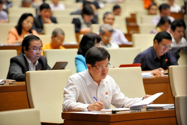 Phải kiên quyết nói không với những dự án "có mùi lợi ích nhóm" - 2 Đại biểu Quốc hội tại hội trường ngày 1/11 (ảnh: Quochoi.vn)