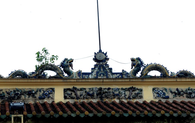 Khám phá kiến trúc chợ cổ lớn nhất Sài Gòn trước giờ trùng tu - 4 Các mái chợ được lợp bằng ngói âm dương theo kiểu chồng lớp để tạo sự thông thoáng. Phía trước cổng chính đi vào chợ được chạm khắc lưỡng long chầu châu và các họa tiết nổi bật.