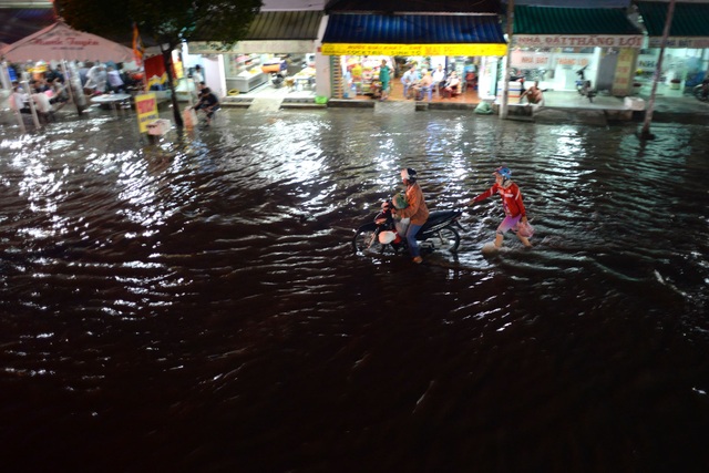 Mưa dai dẳng kết hợp triều cường, nước tràn vào nhà dân như... sóng biển! - 12 Nguyễn Quang