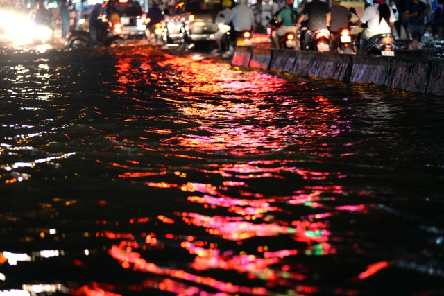 Mưa dai dẳng kết hợp triều cường, nước tràn vào nhà dân như... sóng biển! - 9 Những con đường giống như những dòng sông đầy nước giữa thành phố.