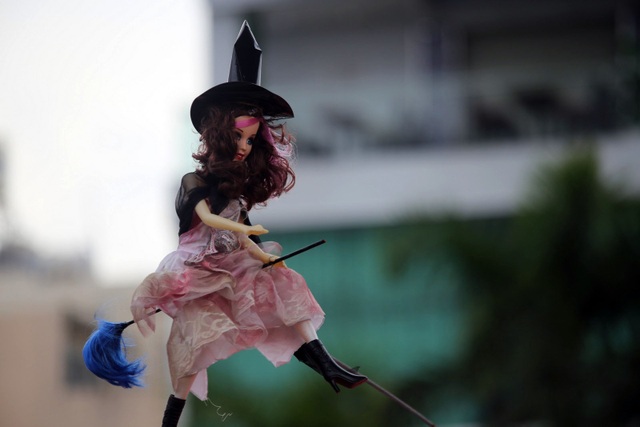 Vườn bí ngô đậm chất Halloween thu hút bạn trẻ ở Sài Gòn - 11 Hình ảnh mụ phù thủy với cây chổi là đặc trưng được nhiều người lựa chọn hóa trang trong lễ hội Halloween.
