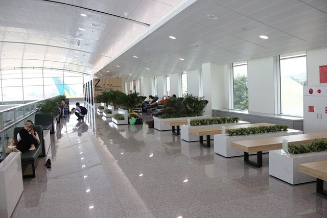 Sân bay Tân Sơn Nhất mở dịch vụ ghế ngủ miễn phí - 2 Phần cánh này nằm nối tiếp về phía đông của nhà ga quốc tế T2 hiện hữu, với sảnh chờ và mở thêm 7 cổng ra máy bay, gồm 3 cổng tại tầng 3 đi bằng ống lồng và 4 cổng tại tầng trệt, di chuyển bằng xe buýt.