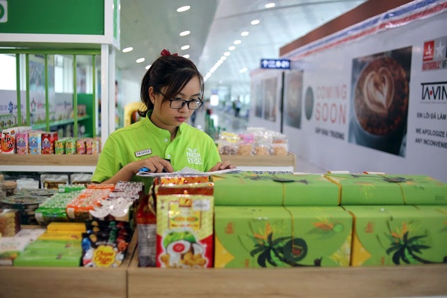 Sân bay Tân Sơn Nhất mở dịch vụ ghế ngủ miễn phí - 12 Hệ thống cửa hàng tiện lợi cũng chính thức hoạt động. Cửa hàng cung cấp các mặt hàng đặc sản, thực phẩm, thức ăn như cơm, bánh mì, nước uống...với hình thức mang đi với giá cả chỉ khoảng 20.000 đồng.