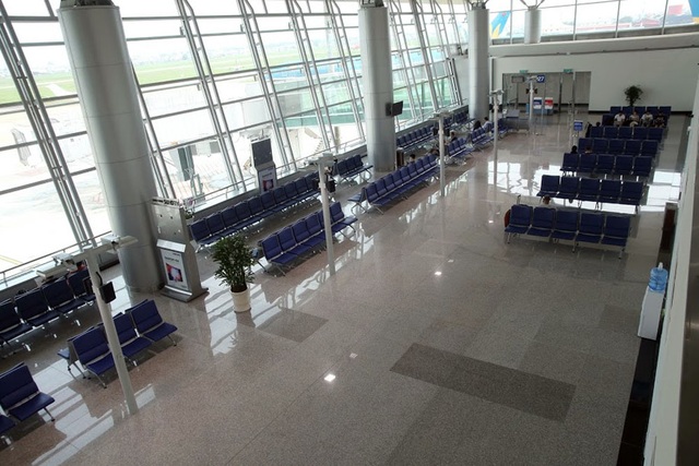 Sân bay Tân Sơn Nhất mở dịch vụ ghế ngủ miễn phí - 1 Ngày 26/10, Cảng hàng không Quốc tế Tân Sơn Nhất (TIA) hoàn thành giai đoạn 1 và đưa vào khai thác một phần (phần cánh) gồm 1 trệt, 2 lầu, tổng diện tích 8.780 m2 của nhà ga quốc tế mở rộng.