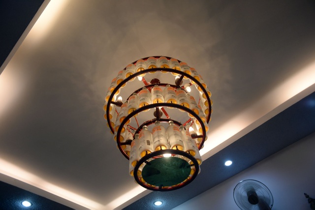 Độc, lạ ở ngôi nhà nội thất được làm từ hơn 1.000 chai lọ - 15
Chiếc đèn chiếu sáng treo trên trần nhà được chế tác từ chai lọ, tạo ra ánh sáng đẹp mắt nhờ phản chiếu của thủy tinh.