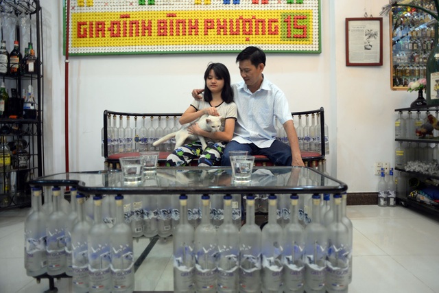 Độc, lạ ở ngôi nhà nội thất được làm từ hơn 1.000 chai lọ - 3 Bộ bàn ghế đầu tiên anh Bình chế tác ra được đặt trong phòng khách của gia đình.