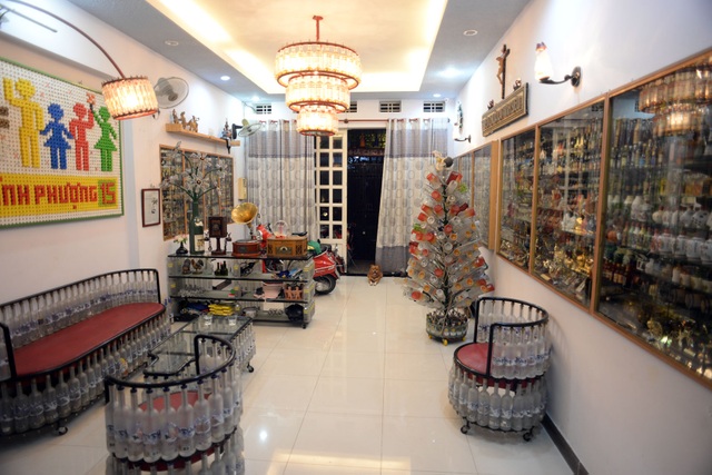 Độc, lạ ở ngôi nhà nội thất được làm từ hơn 1.000 chai lọ - 1 Suốt 15 năm qua, anh Bình đã chế tạo ra những bộ bàn ghế, giường ngủ từ hơn 1000 chai lọ bỏ đi.
