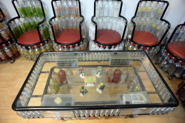 Độc, lạ ở ngôi nhà nội thất được làm từ hơn 1.000 chai lọ - 7 Anh Bình có sở thích sưu tầm chai lọ từ nhỏ, mỗi lần đi làm hay đi chơi gặp chai lọ người ta vứt đi anh lại xin về cất trong nhà.