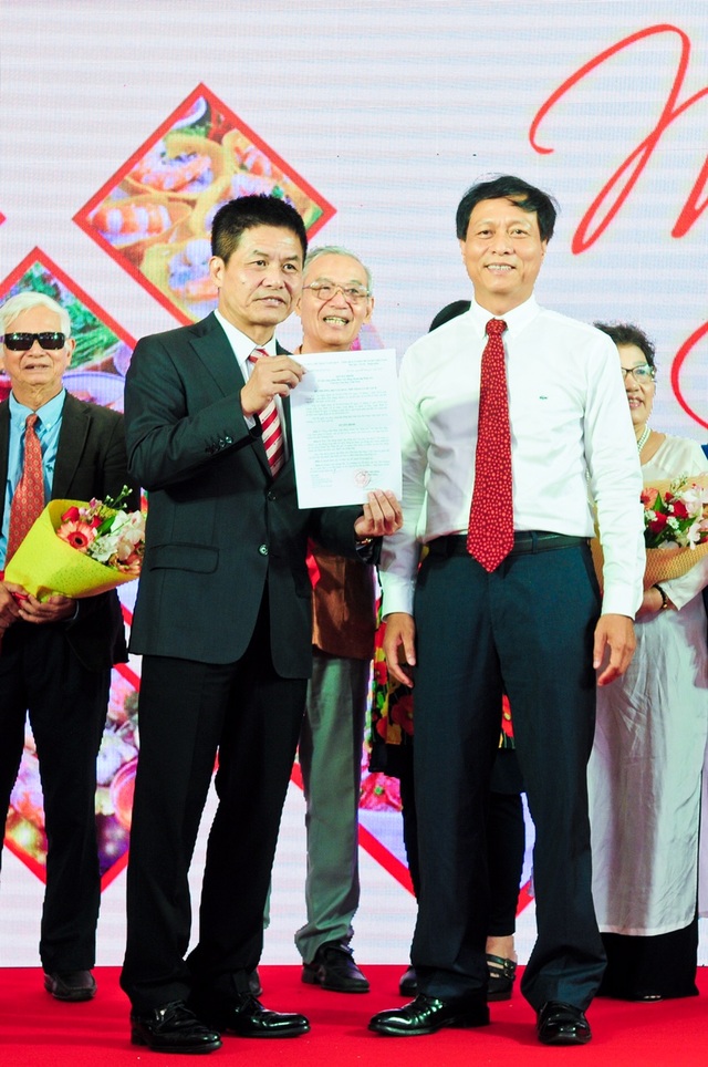 Ẩm thực Việt cần một bệ phóng… - 6 Ông Nguyễn Kiều Linh - Cục trưởng Cục công tác phía Nam - Bộ VHTT&DL trao quyết định thành lập BVĐ Hiệp hội Văn hoá Ẩm thực Việt Nam cho ông Nguyễn Quốc Kỳ - Trưởng Ban vận động