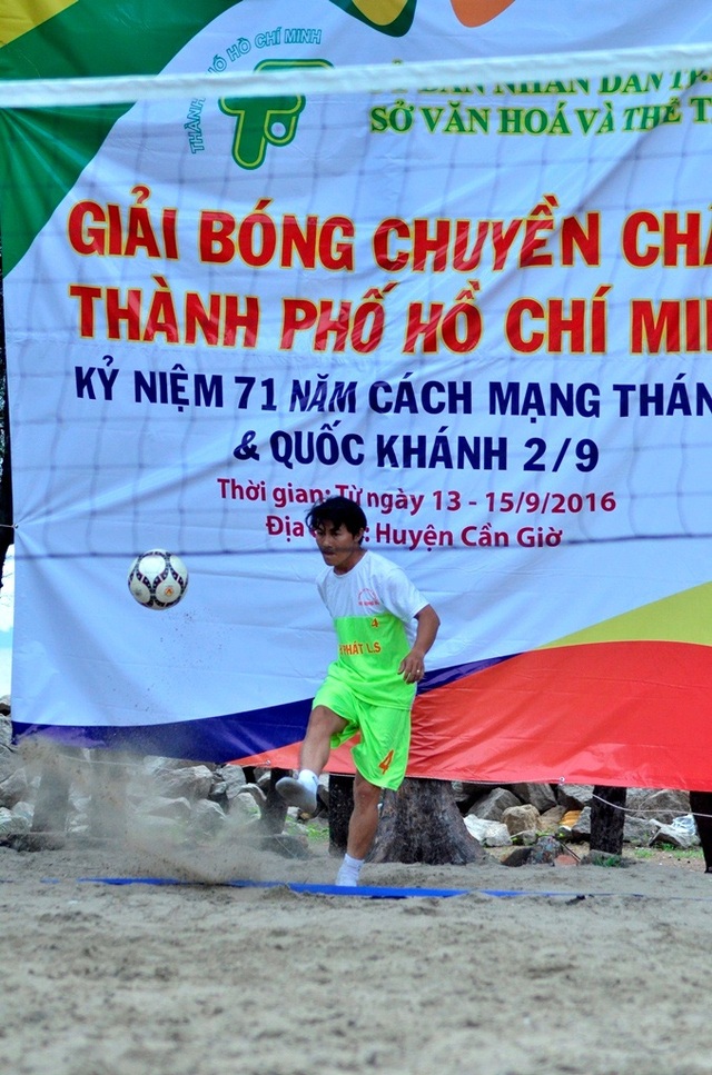 "Lạ mắt" bóng chuyền bằng... chân - 1 Phát bóng từ mặt đất. Trong môn này bóng không được phát trên không mà được đặt cố định.