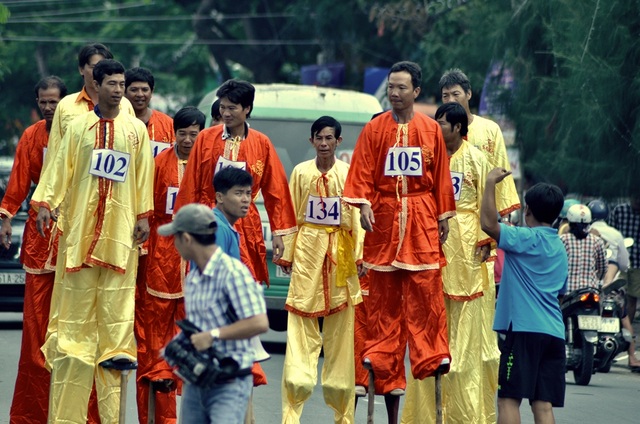 Hơn 30 “kheo thủ” tranh tài đua cà kheo - 1 Từ sáng sớm các “kheo thủ” đã tập trung khởi động.