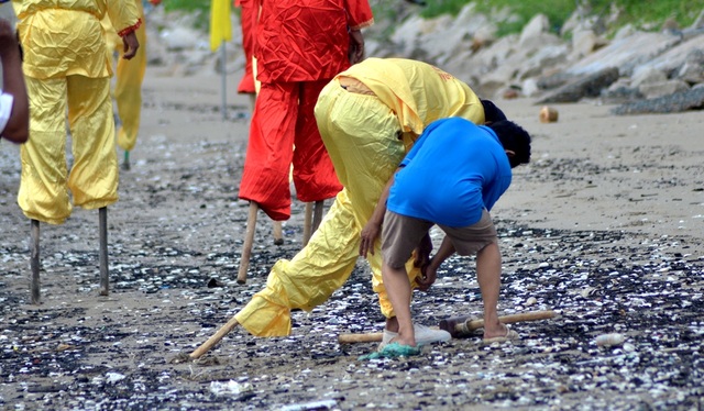 Hơn 30 “kheo thủ” tranh tài đua cà kheo - 2 Trên đường di chuyển ra điểm xuất phát có không ít pha “kheo thủ” gặp rắc rối với đôi chân gỗ khá dài.