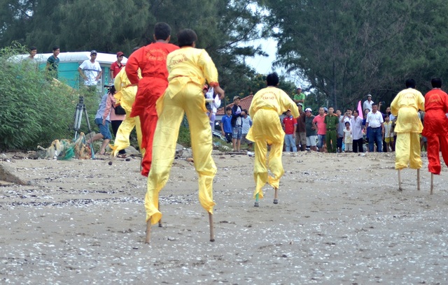 Hơn 30 “kheo thủ” tranh tài đua cà kheo - 5 Tuy là bề mặt cát nhưng tốc độ di chuyển của người chơi khá nhanh.